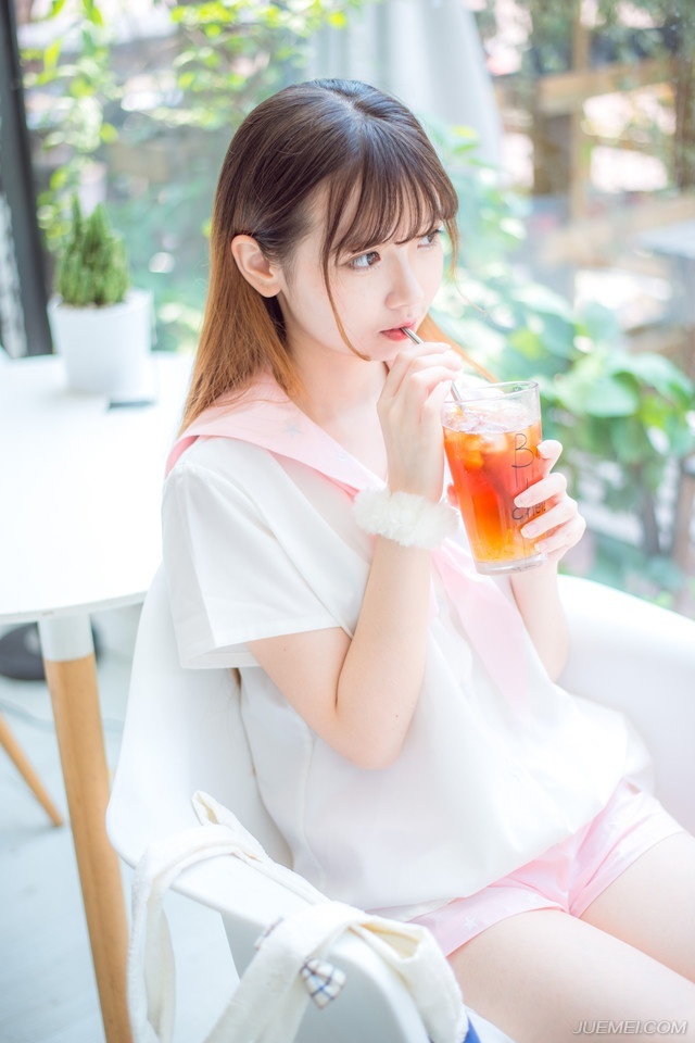 “原本我也如此认为。”诸葛亮摇头道：“但关中能够如此轻易兵不血刃拿下成都，皆是此人所谋。”